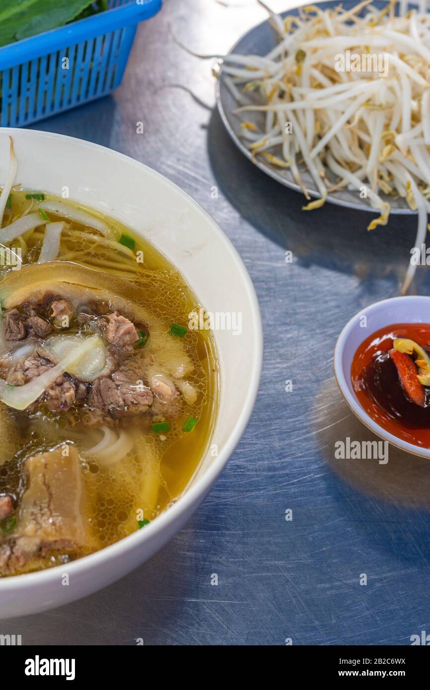 Vertikales Foto von Nudelsuppe auf dem Tisch Stockfoto