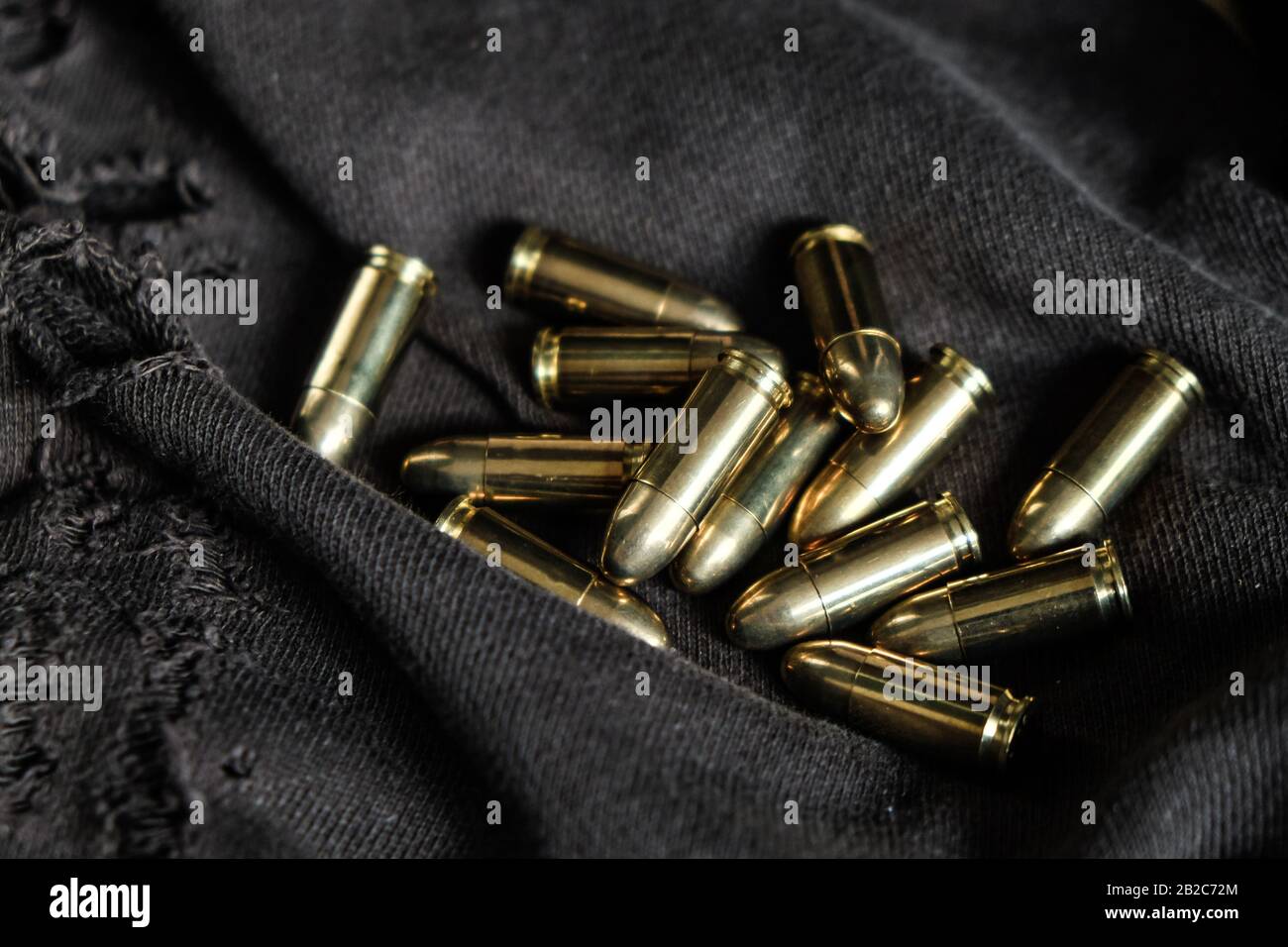 Metallmantel 9 mm ruger Kugel auf Stoff Textur Armobjekt Stockfoto