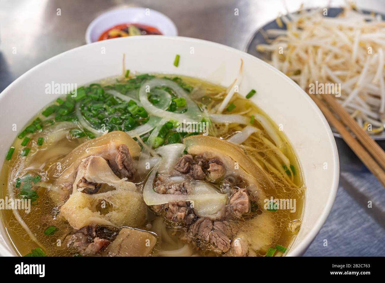 Nahaufnahme der berühmten vietnamesischen Küche - Nudeln mit Pho-Suppe Stockfoto