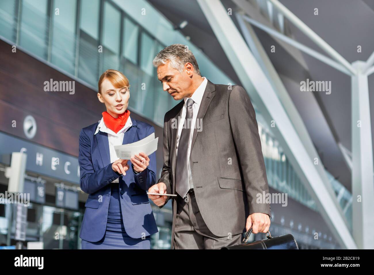 Passagier-Servicemitarbeiter, der den Passagier zu seinem Flugsteig am Flughafen unterstützt Stockfoto