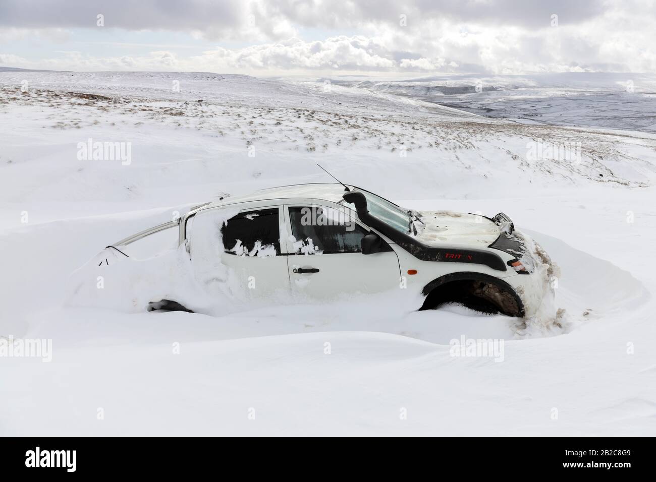 Teesdale, County Durham, Großbritannien. März 2020. Wetter in Großbritannien. Die 4x4-Fahrzeuge der in tiefem Schnee in Upper Teesdale eingeschlossenen sind noch nicht geborgen worden. Die Insassen verbrachten gestern die Nacht im Sturm Jorge und während sie von der Polizei, der Bergrettung und einem Schneepflugfahrer gerettet wurden, können ihre Fahrzeuge eine Weile dauern, bis sie sich erholt haben. Credit: David Forster/Alamy Live News Stockfoto