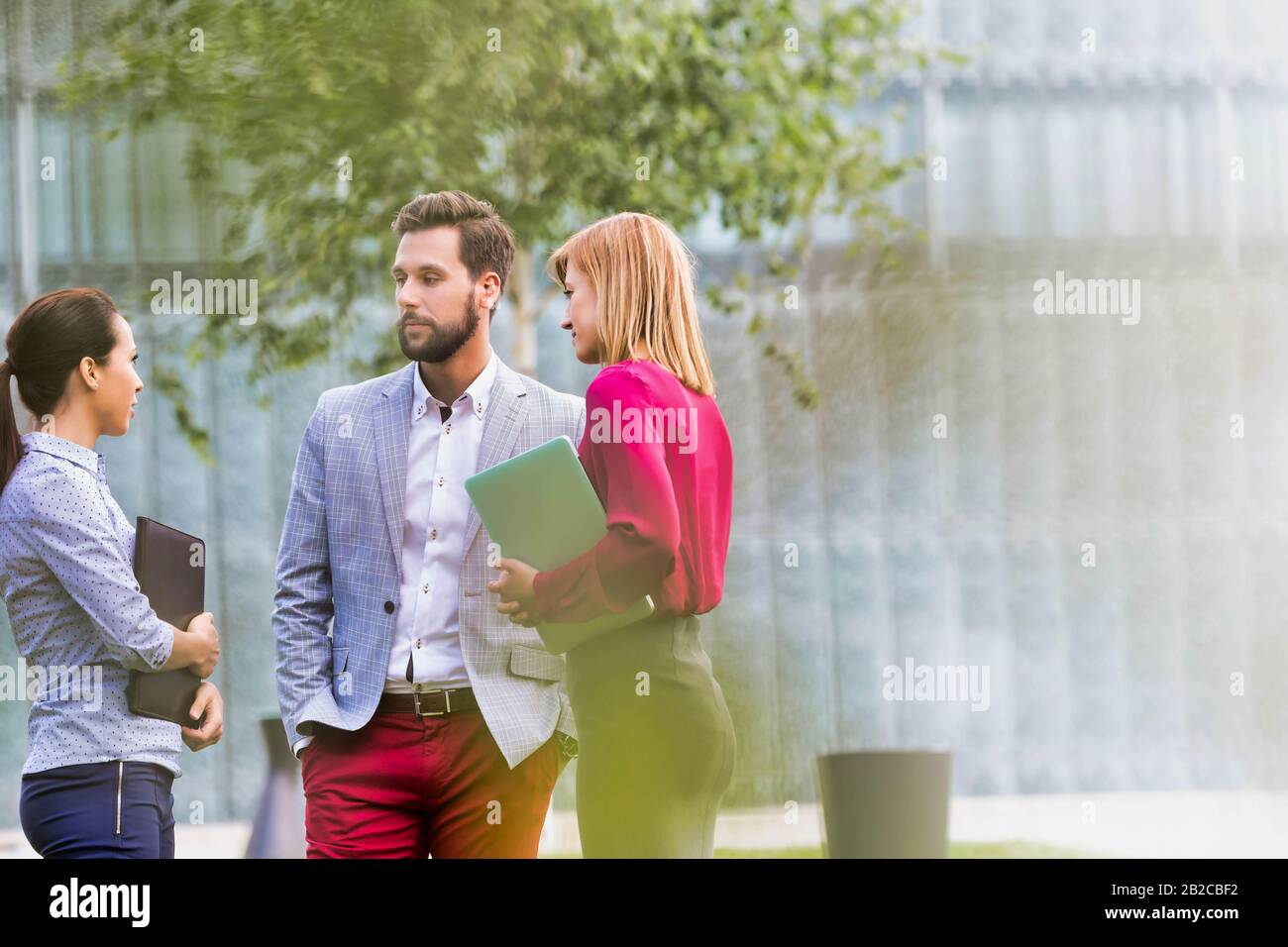 Geschäftsleute diskutieren Pläne für Treffen im Freien Stockfoto