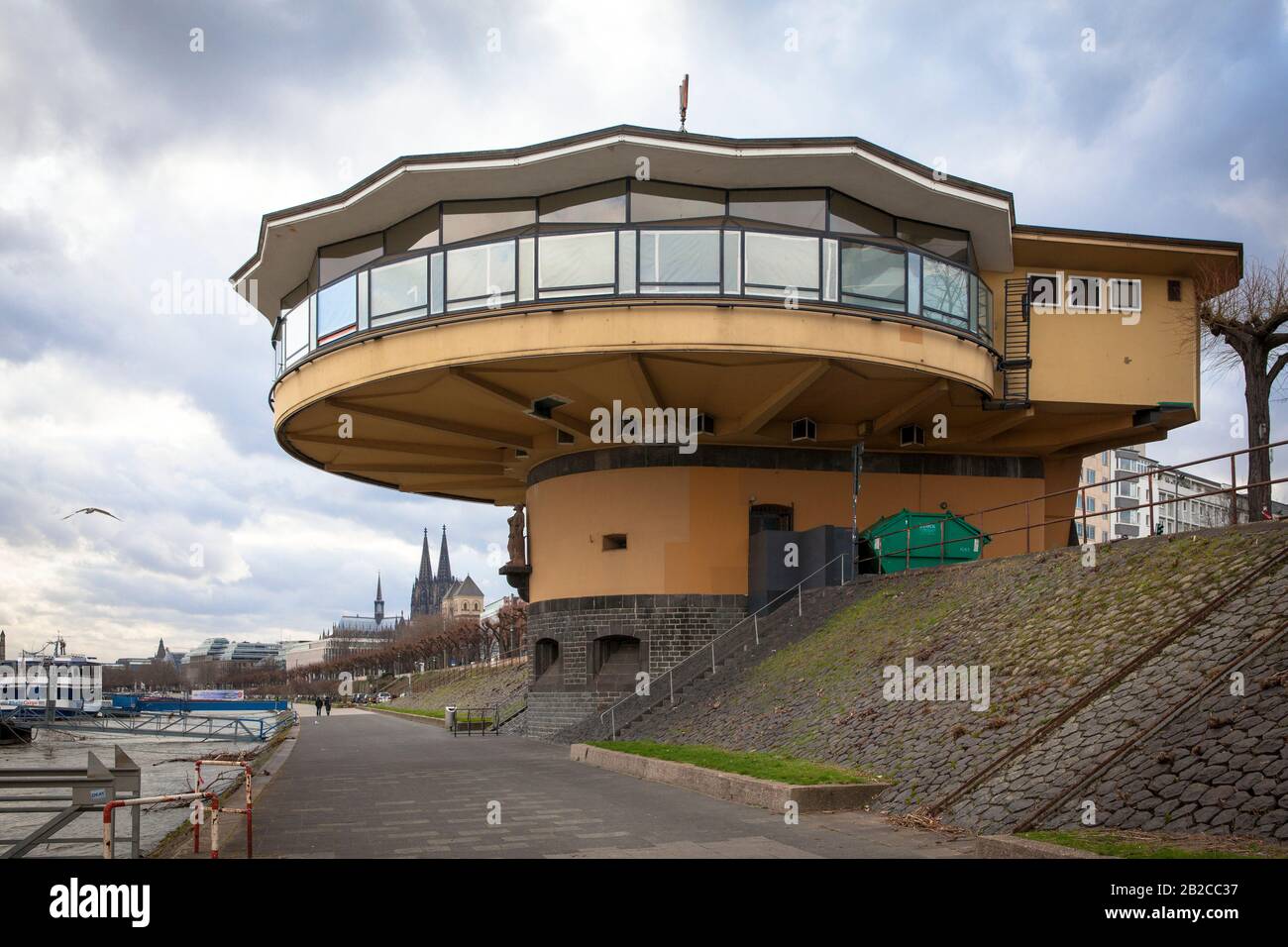 Die Bastei am Rheinufer im Stadtteil Neustadt-Nord mit Blick auf den Dom, Köln, Deutschland die Bastei am Rheinufer in der Neus Stockfoto