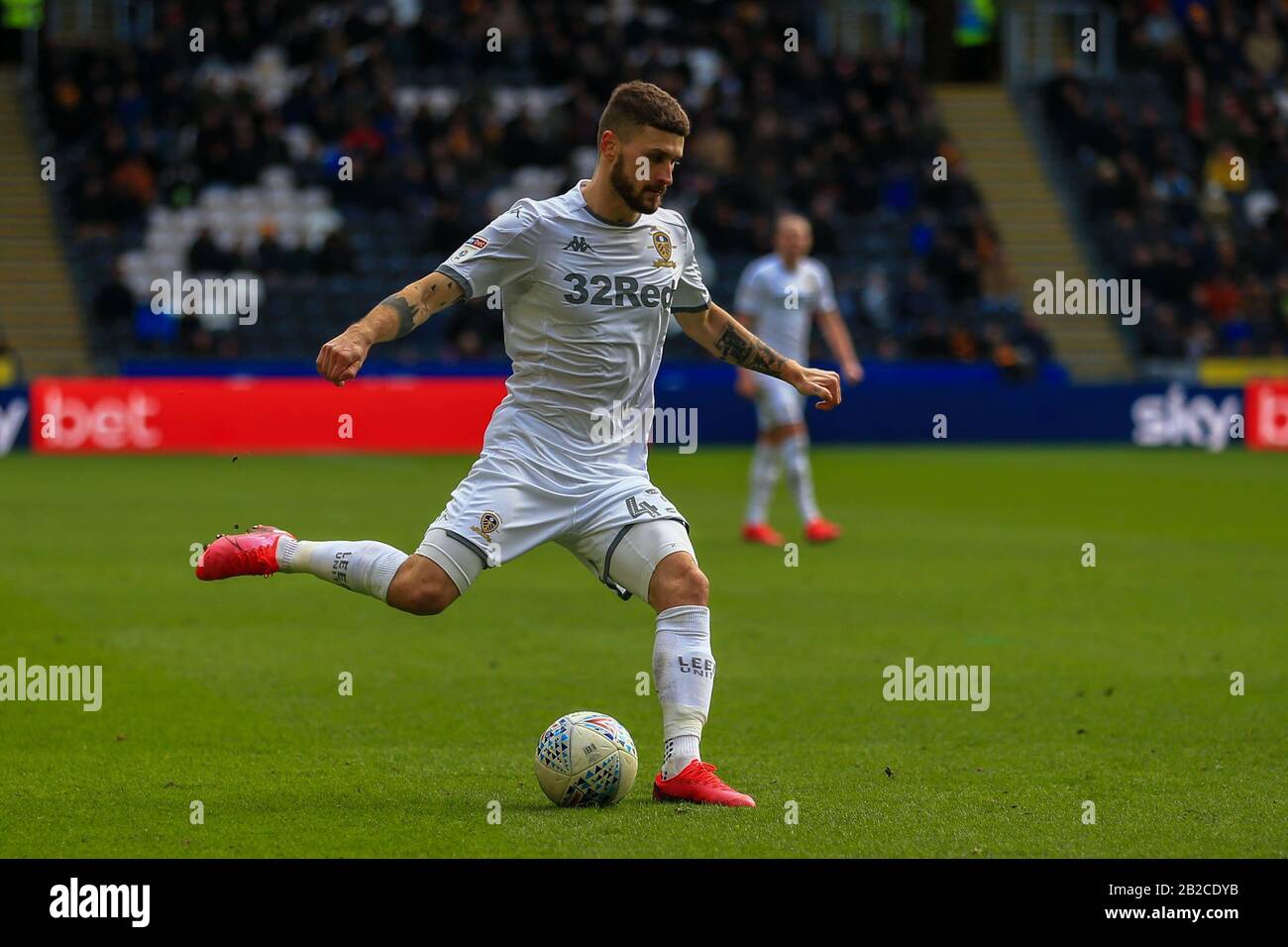 Februar 2020, KCOM Stadium, Hull, England; Sky Bet Championship, Hull City gegen Leeds United: Mateusz Klich (43) von Leeds United überwindet den Ball Stockfoto