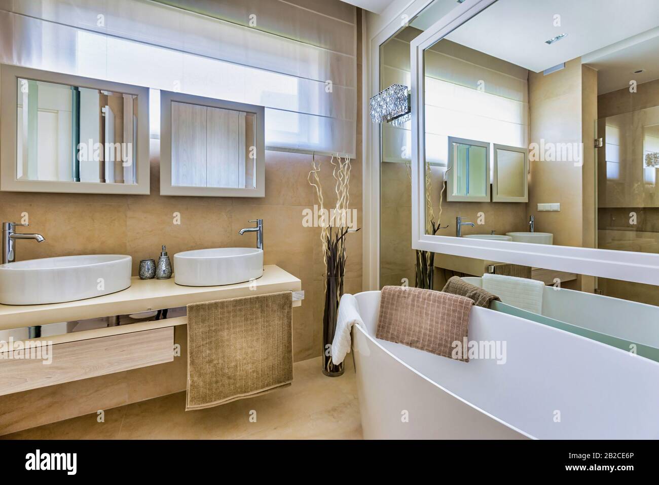 Foto des luxuriösen Badezimmers in der Wohnung Stockfoto