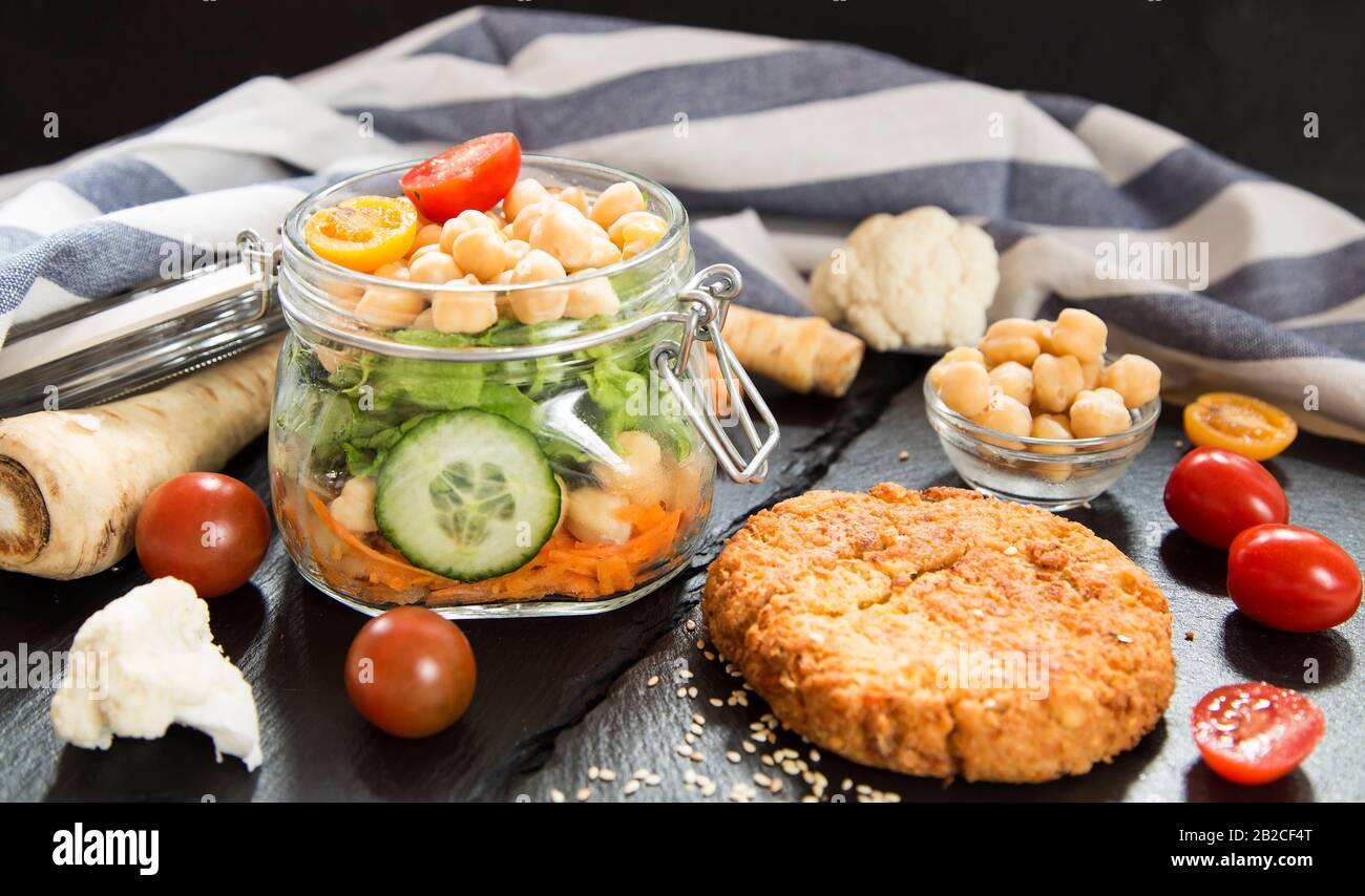 Hummusa nad Veganer Burger mit dem frischen Gemüse Stockfoto