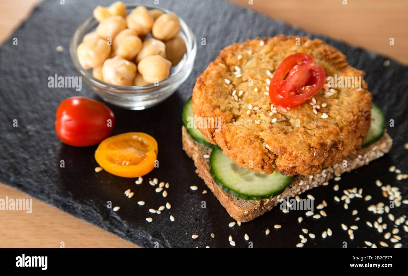 Vegetarische Burger mit Chikpea und frischem Gemüse Stockfoto