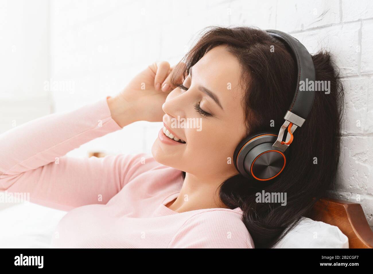 Glückliche Frau, die einen tollen Klang mit neuem Headset genießt Stockfoto