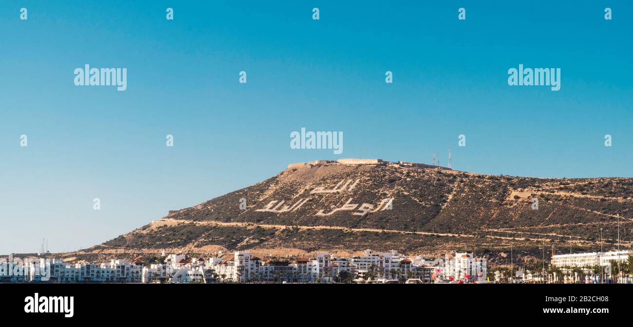 Malerische Aussicht auf den Berg in agadir mit Text in arabischer sprache, der Gott, Nation, König sagt - Agadir, Marokko Stockfoto