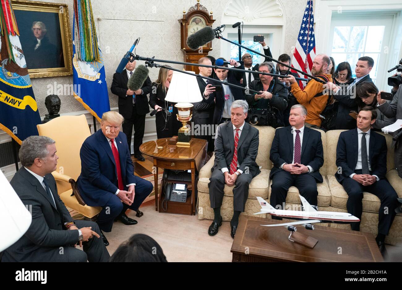 Washington, Vereinigte Staaten. März 2020. Präsident Donald Trump trifft sich am 2. März 2020 mit dem kolumbianischen Präsidenten Ivan Duque Marquez im Oval Office im Weißen Haus in Washington, DC. Foto von Kevin Dietsch/UPI Credit: UPI/Alamy Live News Stockfoto