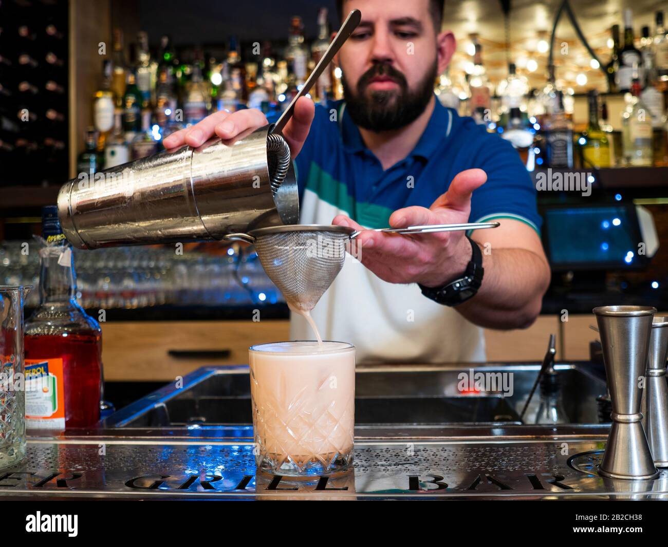 Kiew, Ukraine, 22. Februar 2020. Barkeeper macht Bamboleo Cocktail Stockfoto