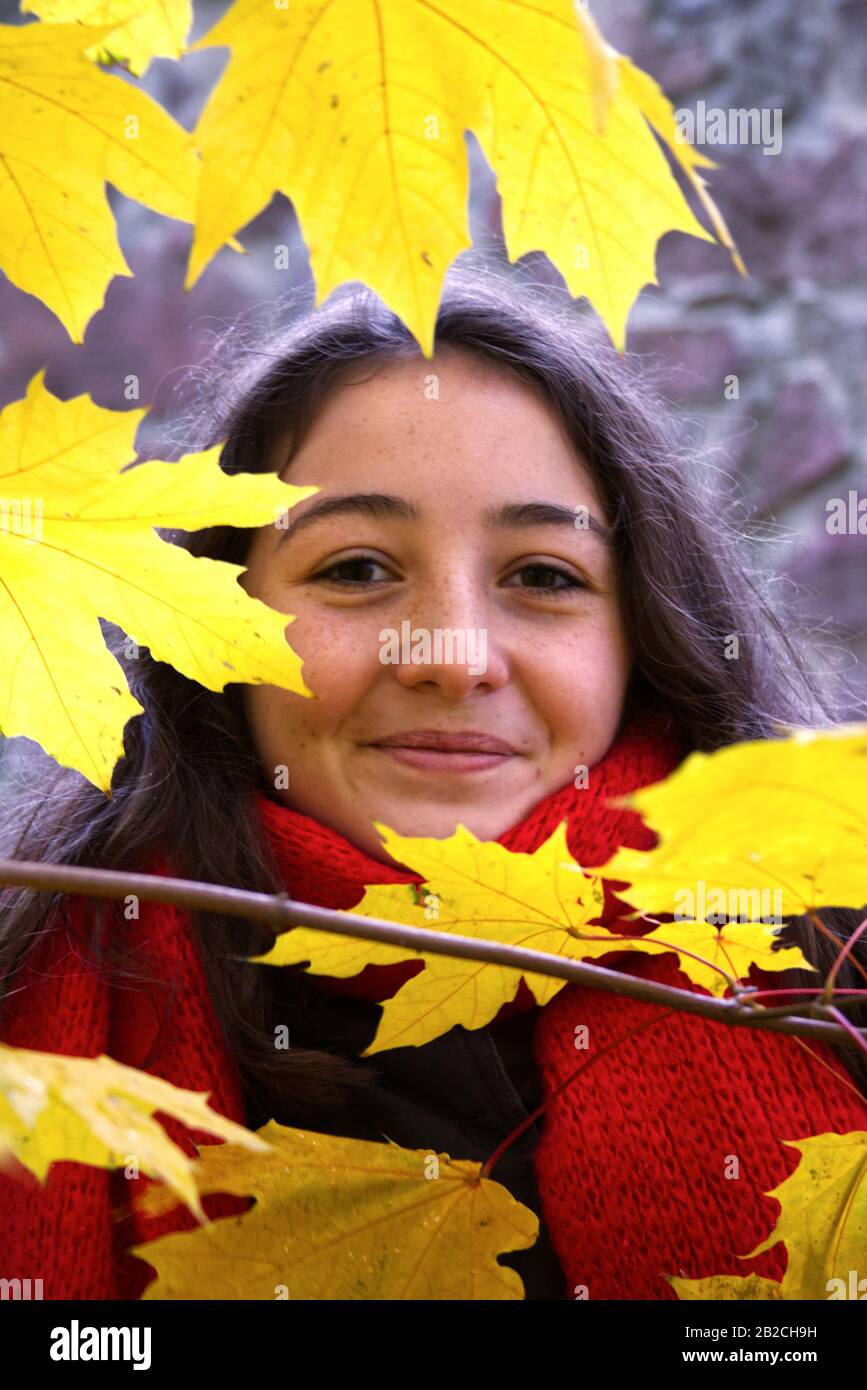 Mädchen versteckt in Blättern Stockfoto