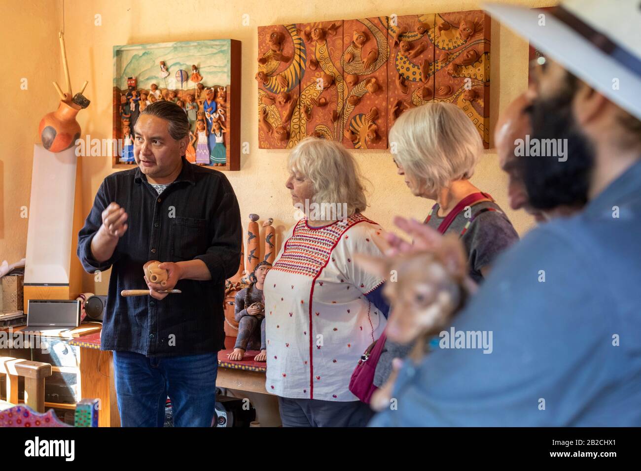 Yanhuitlan, Oaxaca, Mexiko - In seinem Studio spricht Manuel Reyes mit Besuchern über seine Arbeit. Reyes ist ein bemerkter Keramikkünstler, Bildhauer und Maler. Stockfoto