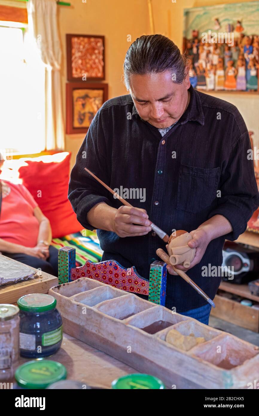 Yanhuitlan, Oaxaca, Mexiko - In seinem Studio spricht Manuel Reyes mit Besuchern über seine Arbeit. Reyes ist ein bemerkter Keramikkünstler, Bildhauer und Maler. Stockfoto