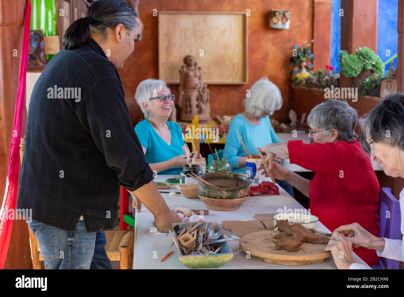 Yanhuitlan, Oaxaca, Mexiko - Der Keramikkünstler Manuel Reyes leitet In seinem Atelier einen Workshop für Besucher. Reyes ist ein bezeichnender Keramikkünstler, Bildhauer und Stockfoto