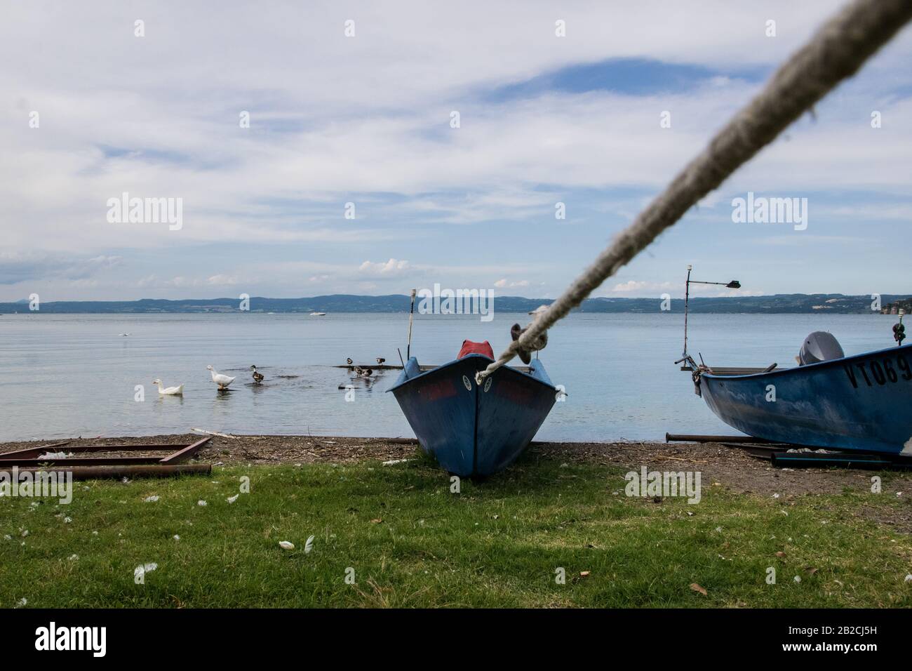 Das einsame Boot ist bereit für ein neues Abenteuer Stockfoto