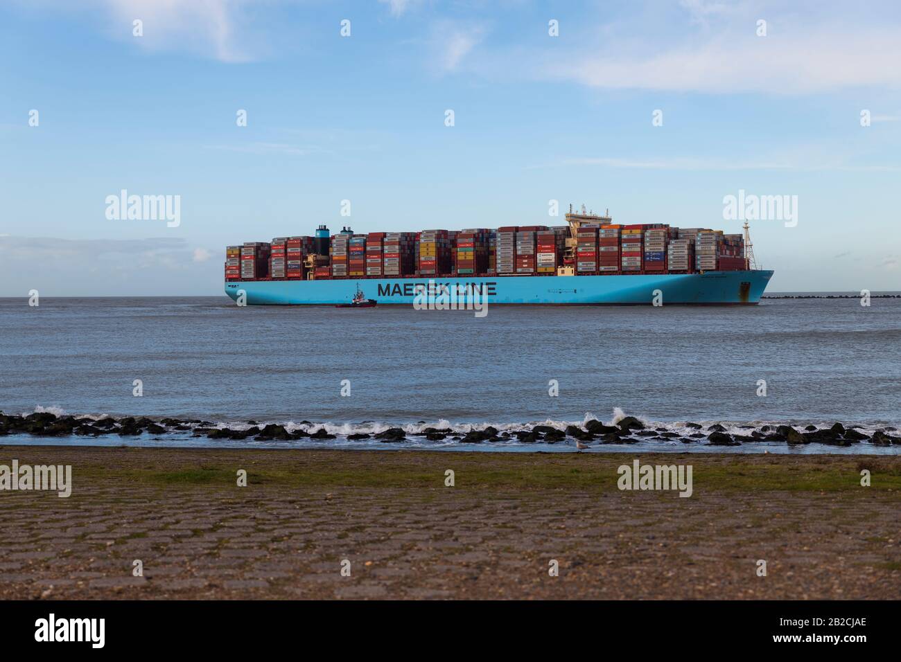 Rotterdam,Holland,01-märz-2020:eines der größten Containerschiffe, die in rotterdam einfahren, der Import von Containern wird durch den Corona-Virus COVID-19 reduziert, normal, dass diese Schiffe häufiger einfahren Stockfoto