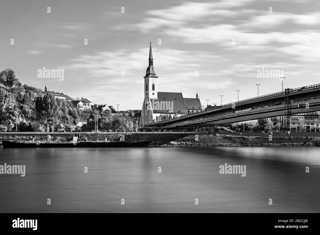 Altstadt von Bratislava und Kathedrale Sankt Martin über der Donau, Slowakei Stockfoto