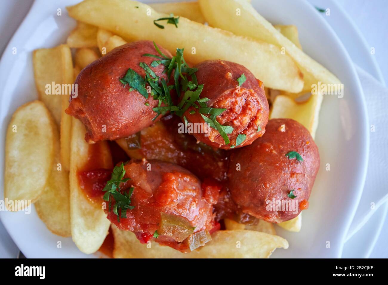 Chorizo-Würstchen mit Bratkartoffeln werden als Tapas in einem spanischen Restaurant Lanzarote kanarische Inseln spanien serviert Stockfoto