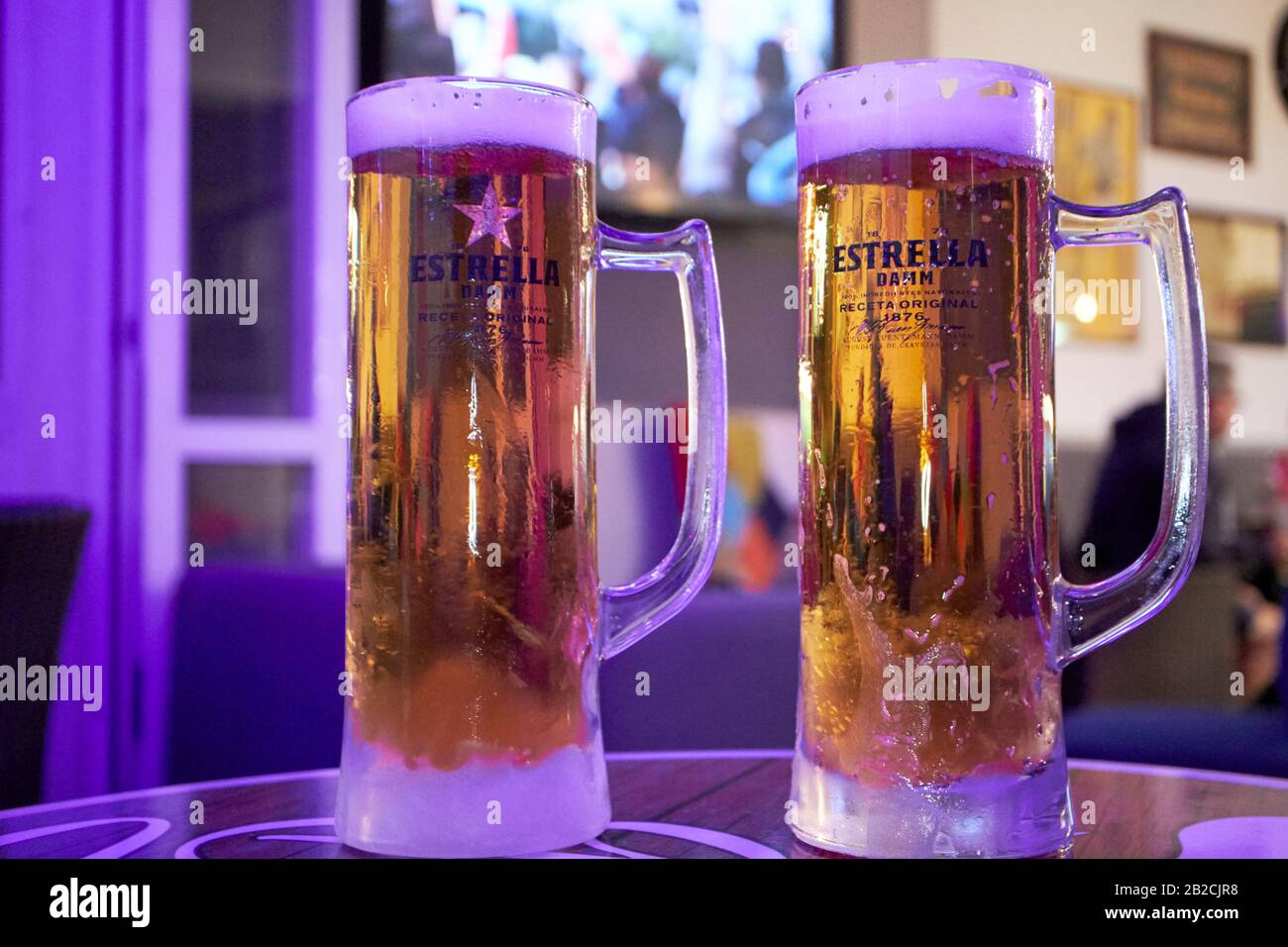 Zwei Gläser Eis kalt spanisch estrella damm Bier in einer Sportbar Fußball auf Lanzarote kanarische Inseln spanien Stockfoto