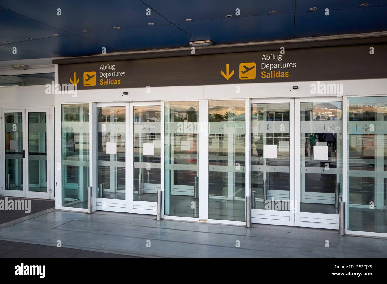 Abfahrt Salidas Eingang zum Terminal t1 arricife cesr manrique-Lanzarote Flughafen kanarische Inseln spanien Stockfoto