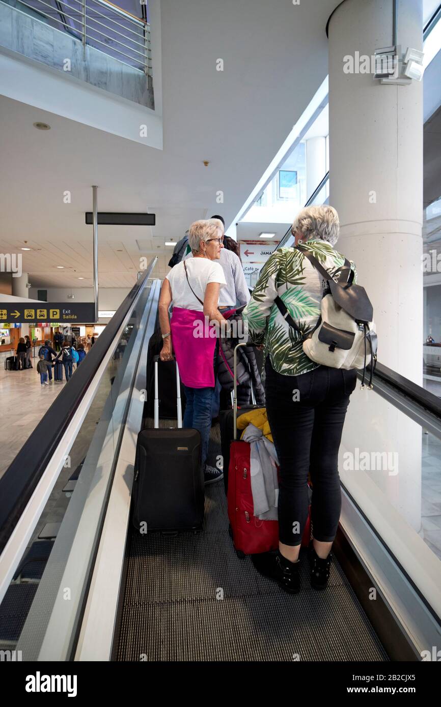 Passagiere mit Koffer auf dem Gehweg zum Abflugterminal t1 arricife cesr manrique-Lanzarote Flughafen kanarische Inseln spanien Stockfoto