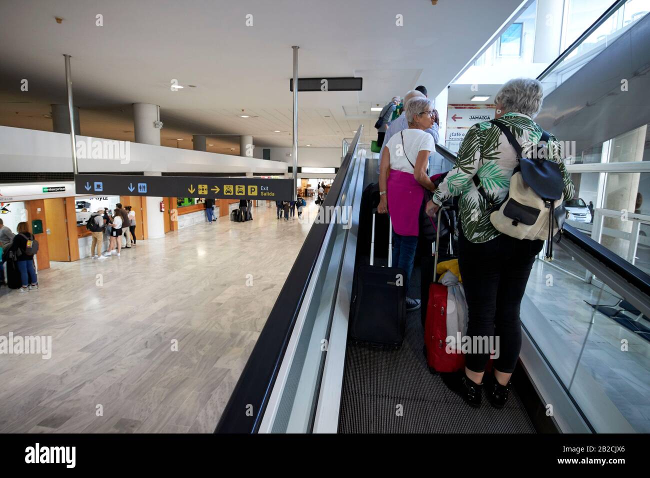 Passagiere mit Koffer auf dem Gehweg zum Abflugterminal t1 arricife cesr manrique-Lanzarote Flughafen kanarische Inseln spanien Stockfoto