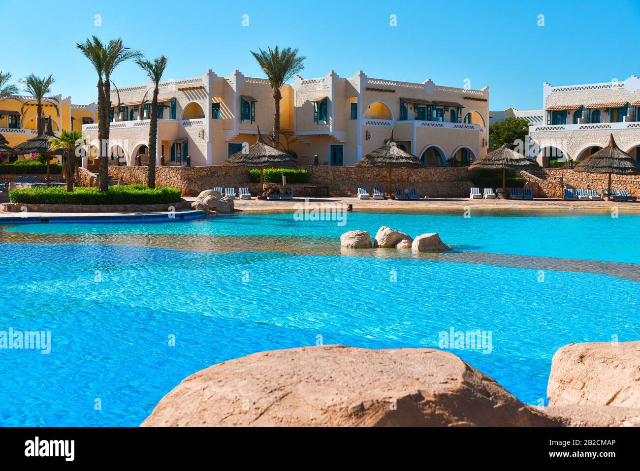 Gebiet eines ägyptischen Luxushotels mit Swimmingpool. Stockfoto