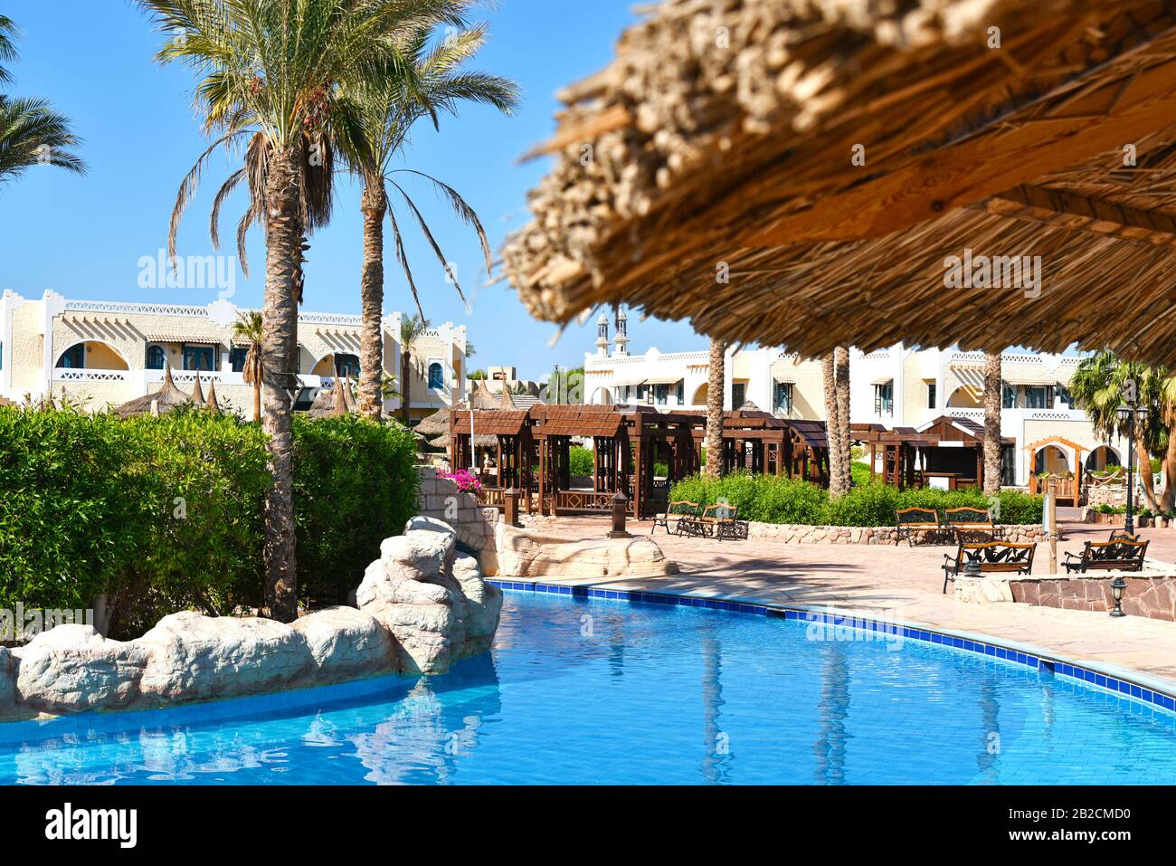 Gebiet eines ägyptischen Luxushotels mit Swimmingpool. Stockfoto