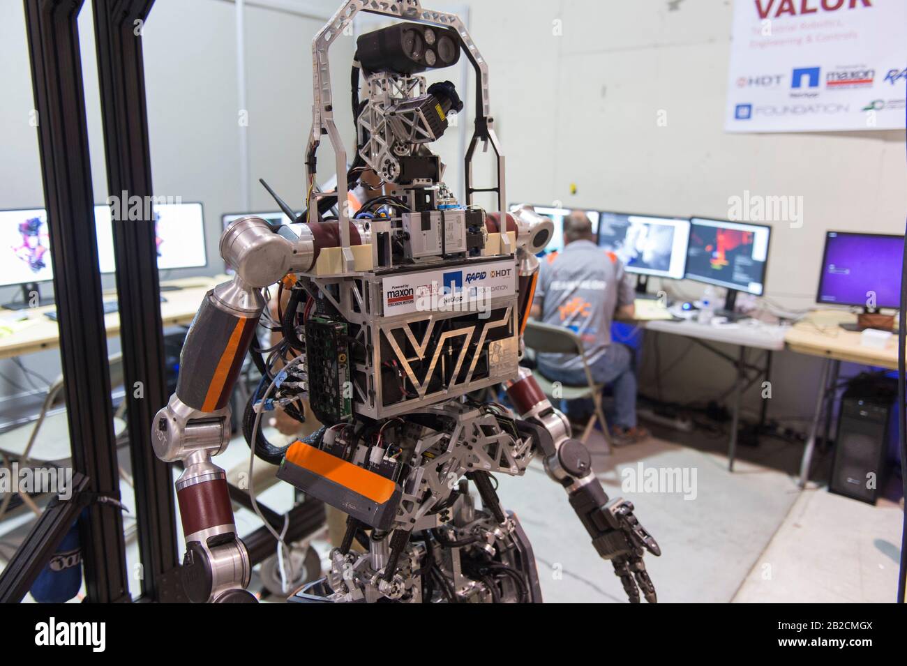 Escher, kurz für Electric Series Compliant Humanoid for Emergency Response, wird nach der Defense Advanced Research Projects Agency Robotics Challenge 6. Juni 2015 in Pomona, Kalifornien, in die Garage zurückgebracht. Der Roboter wurde von Ingenieurstudenten an der Virginia Tech entworfen, hergestellt und montiert. Stockfoto
