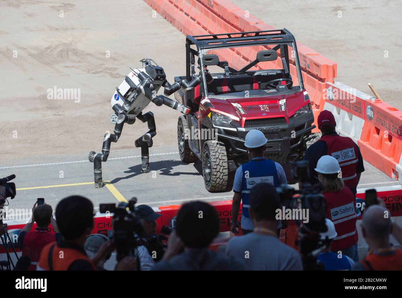 RoboSimian, ein von Simian inspirierter Roboter der NASA Jet Propulsion Labs, verlässt während der Defense Advanced Research Projects Agency Robotics Challenge 5. Juni 2015 in Pomona, Kalifornien, ein Fahrzeug unabhängig auf zwei Fuß. Der Roboter wurde von Ingenieurstudenten an der Virginia Tech entworfen, hergestellt und montiert. Stockfoto