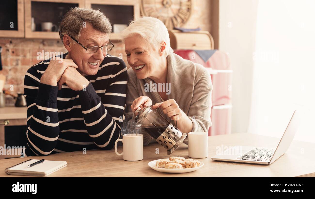 Ein Glückliches Paar Trinkt Kaffee Und Entspannt Sich Zusammen In Der Küche Stockfoto