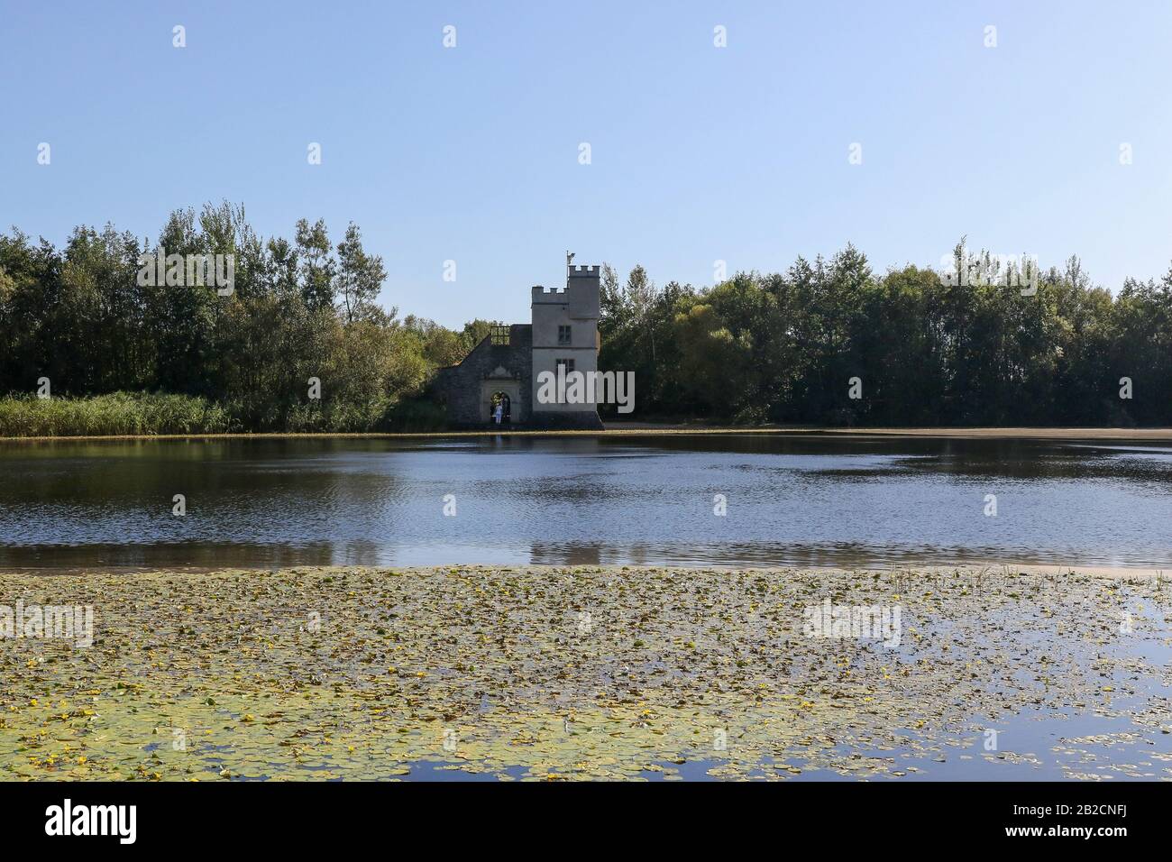 Moderne Burg Torheit in Irland neben Difflin Lake im Oakfield Park, Raphoe, County Donegal an einem warmen sonnigen Herbstnachmittag mit blauem Himmel. Stockfoto