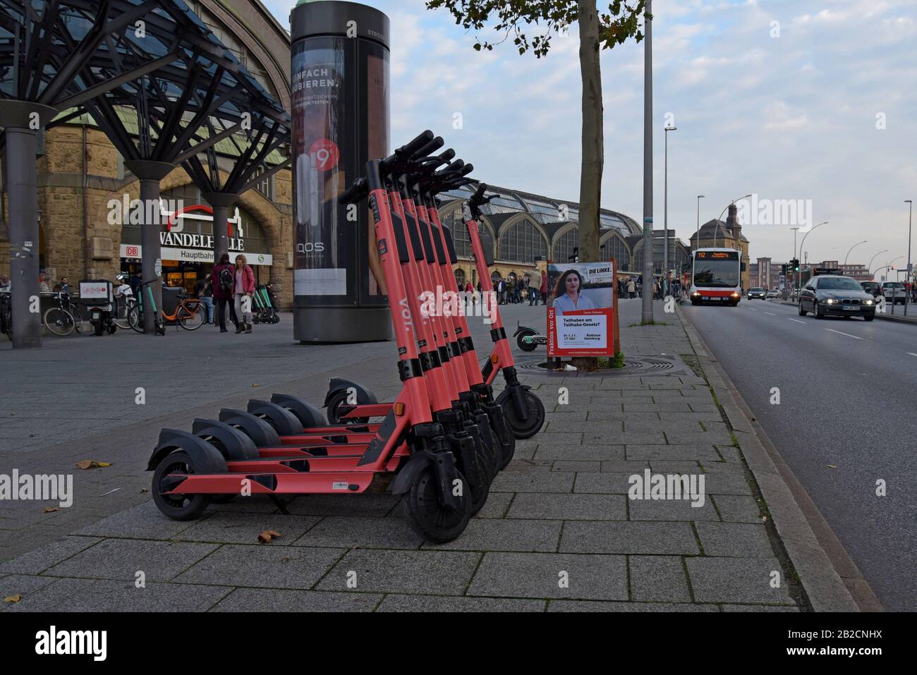 Eine Reihe von VOI-Rollern ohne Dockless Hire außerhalb des Hamburger Bahnhofs HBF, Deutschland. Oktober 2019 Stockfoto