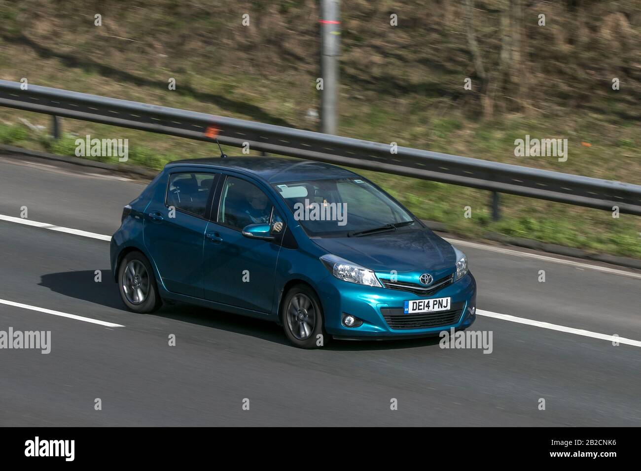 Toyota Yaris Icon + Vvt-i Transport, moderne Fahrzeuge, Salonwagen, Fahrzeug auf britischen Straßen, Motoren, Fahren auf der Autobahn M6 Stockfoto