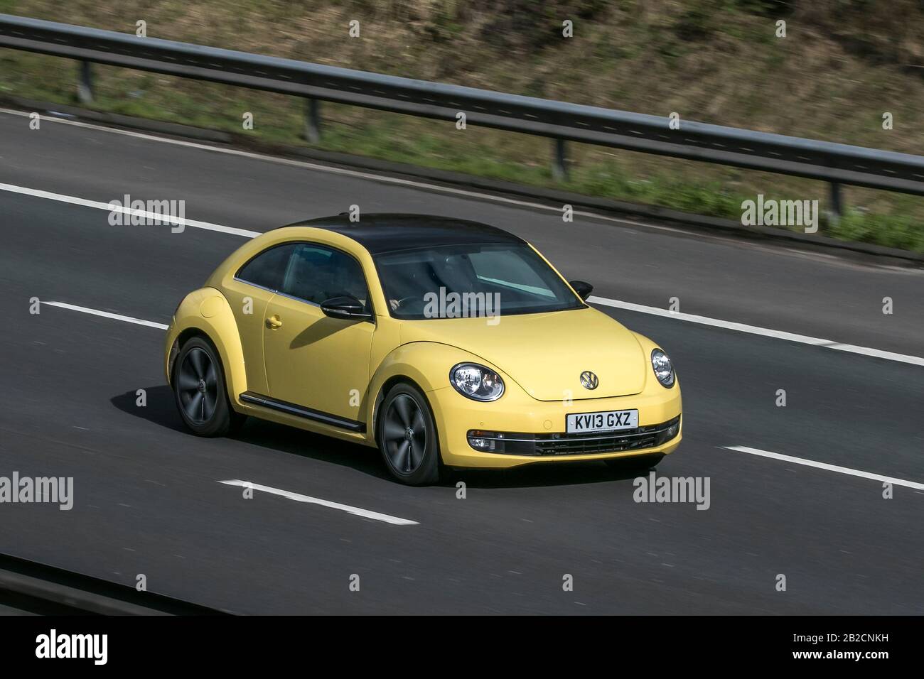 Volkswagen VW Vee-dub Käfer Sport Tdi S-A Transport, moderne Fahrzeuge, Salonwagen, Fahrzeug auf britischen Straßen, Motoren, Fahren auf der Autobahn M6 Stockfoto