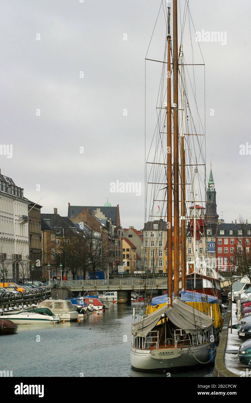 Ein grauer Wintertag nach dem Schnee in Kopenhagen auf dem Frederiksholm Kanal mit der großmastigen Yacht oder Ketch Akela, die früher im Besitz von Sven Bogelund-Jensen war. Stockfoto