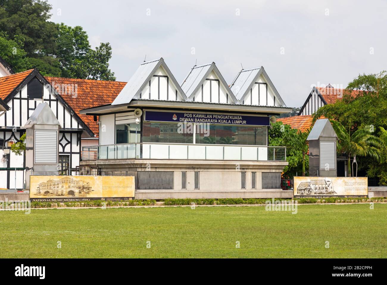 Ursprünglicher Cricket-Pavillon auf dem Merdeka Square, Blick auf den Cricket-Platz, auf dem die britische Kolonialmannschaft spielen würde Stockfoto
