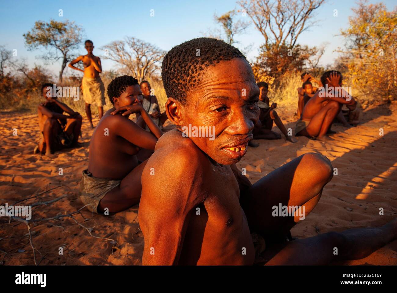 Bushman Menschen rund um das Lagerfeuer in Grashoek, Namibia Stockfoto