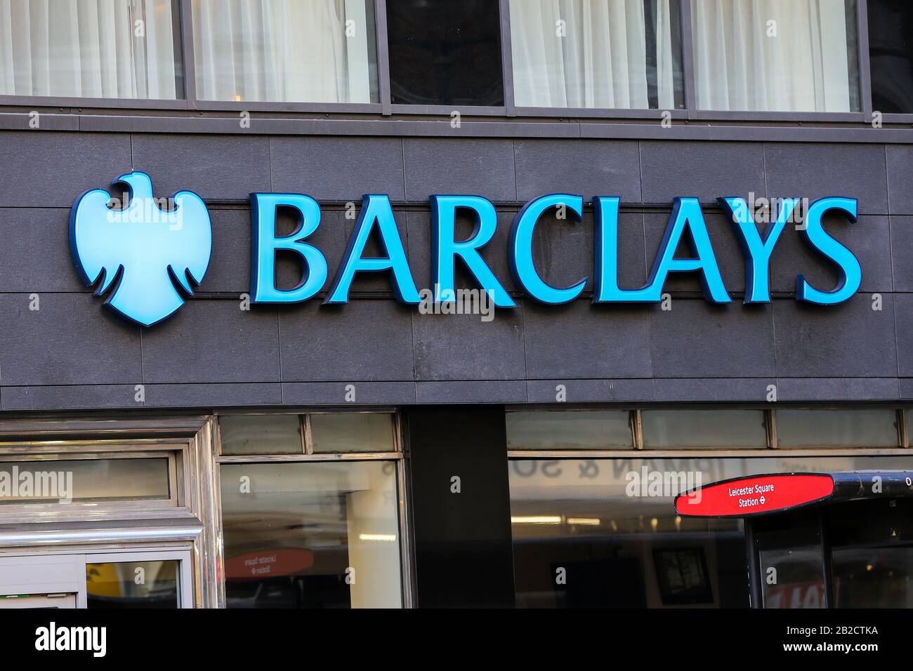 Bank Building Atm Stockfotos Und Bilder Kaufen Seite 8 Alamy