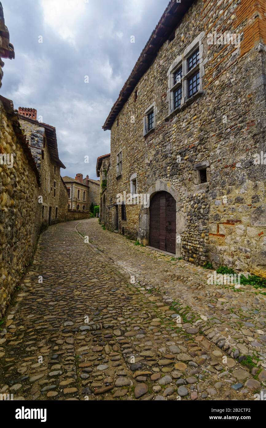 Blick auf eine Gasse in der mittelalterlichen Dorfes Perouges, Ain, Frankreich Stockfoto