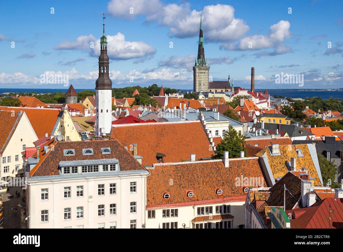 Blick auf die Altstadt von Tallinn vom Rathausturm, mit dem Platz Raekoja, der Lutherkirche Heiliger Geist, der Kirche St. Olafs, dem Hafen und der Ostsee Stockfoto
