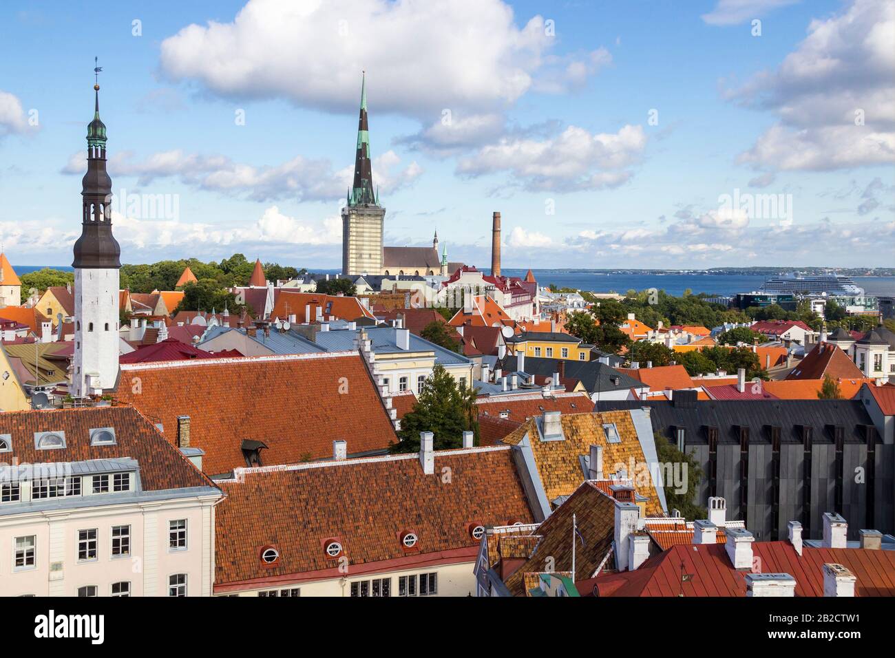 Blick auf die Altstadt von Tallinn vom Rathausturm aus, mit der Lutherkirche Heiliger Geist, der Kirche St. Olafs, dem Hafen und der Ostsee Stockfoto