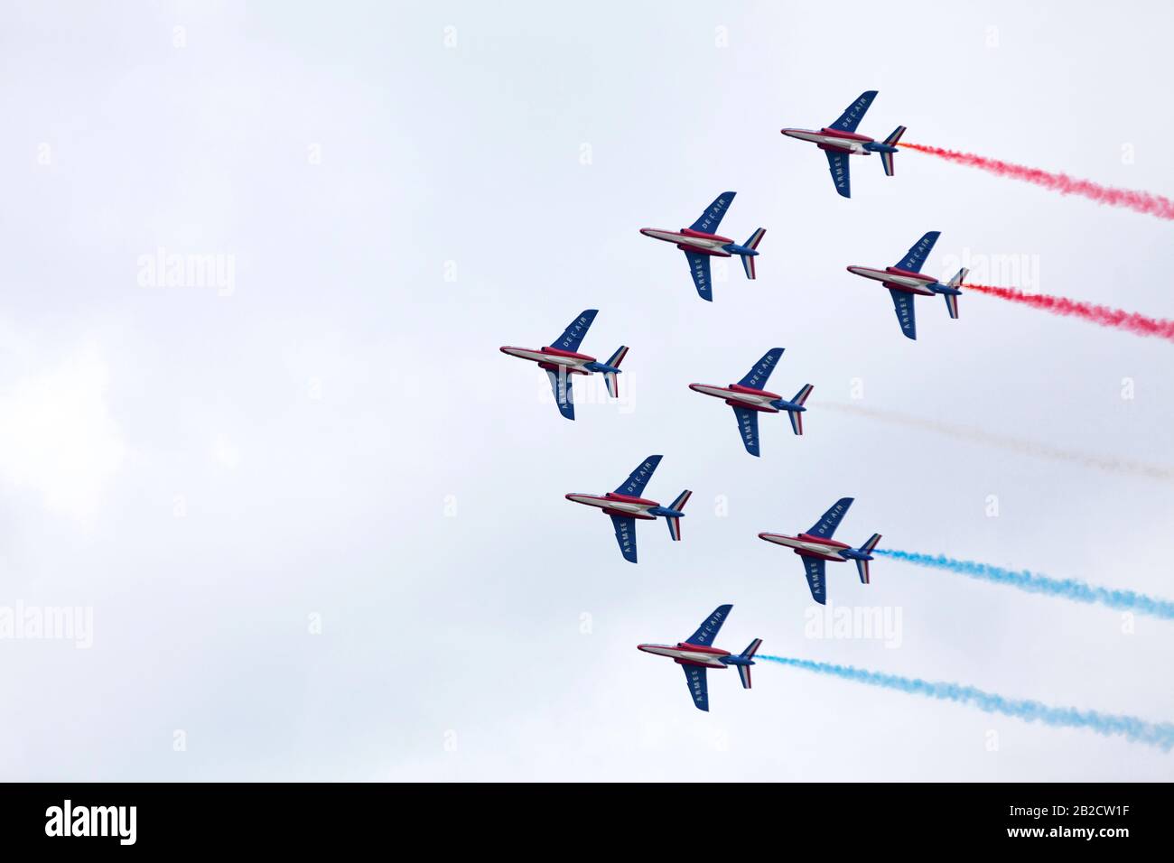 Die französische Air Patrol (französisch: Patrouille de France) führt eine Demonstration zur Feier des Bastille Day durch. Stockfoto