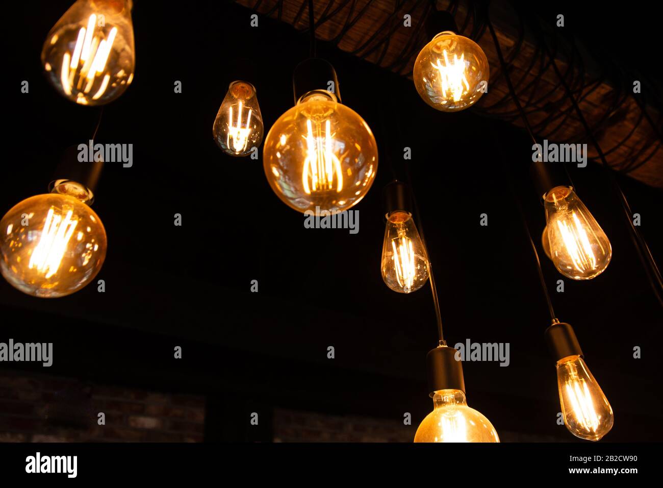 Hängende Edison-Glühbirnen (alte Glühbirnen) Stockfoto