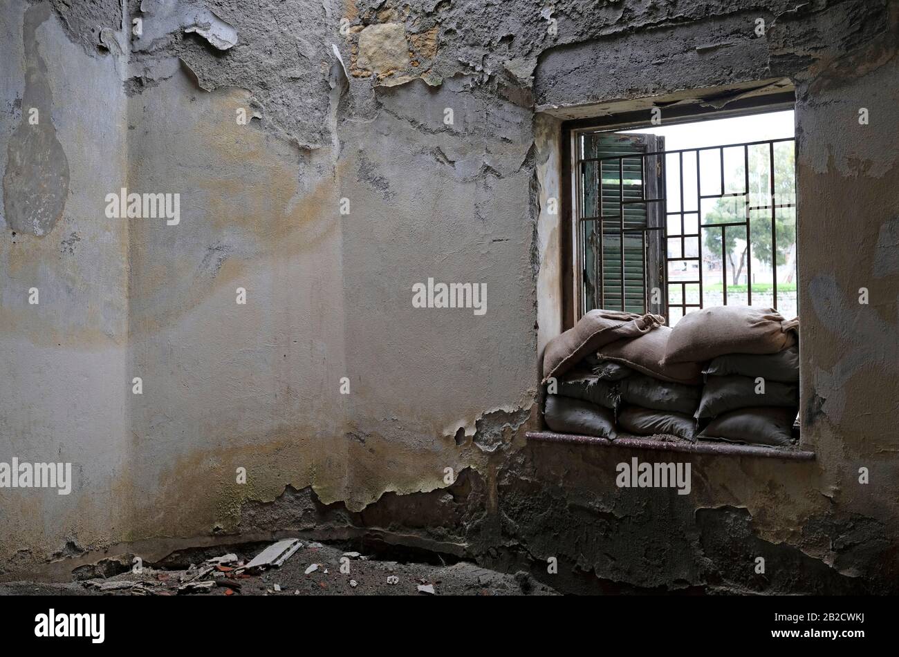 Sandsäcke stapelten sich an einem Fenster eines Hauses in der Pufferzone "Green Line" in Nikosia, Zypern Stockfoto