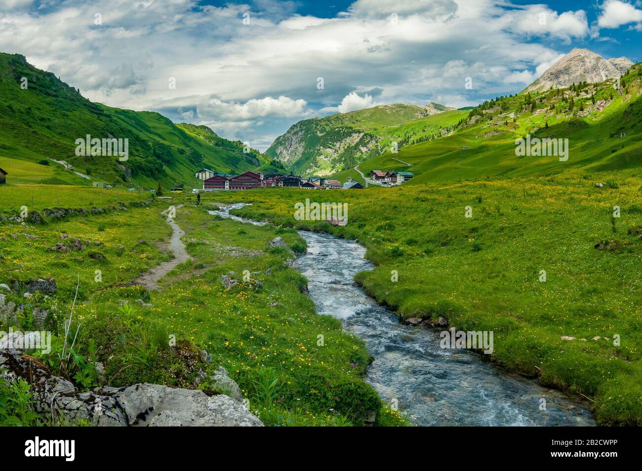 Kleines alpines Dorf umgeben von grünen Hügeln in Österreich. Ruhiger Ort für Reha und Meditation Stockfoto