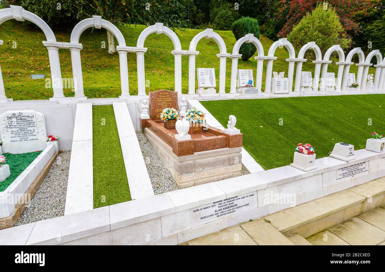 Gedenkbögen und Gräber, Bryntaf Cemetery, Aberfan Cemetery, Glamorgan, Wales, Ruhestätte von Opfern, die bei der Bergwerkskatastrophe von Aberfan 1966 ums Leben kamen Stockfoto