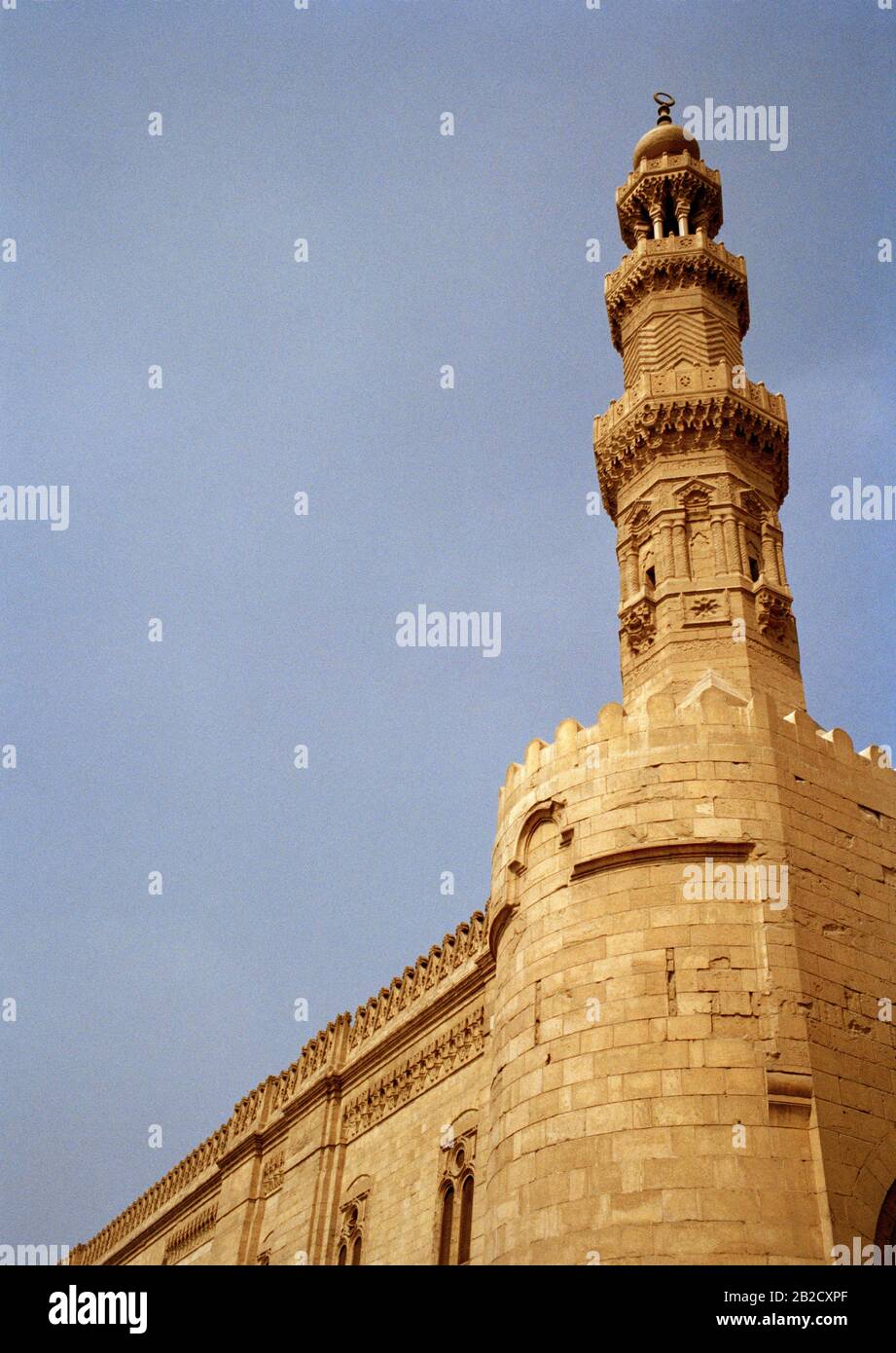 Reisefotografie - Minarett über dem fatimiden Tor Bab Zuweila im islamischen Kairo in der Stadt Kairo in Ägypten im Nahen Osten Nordafrikas Stockfoto