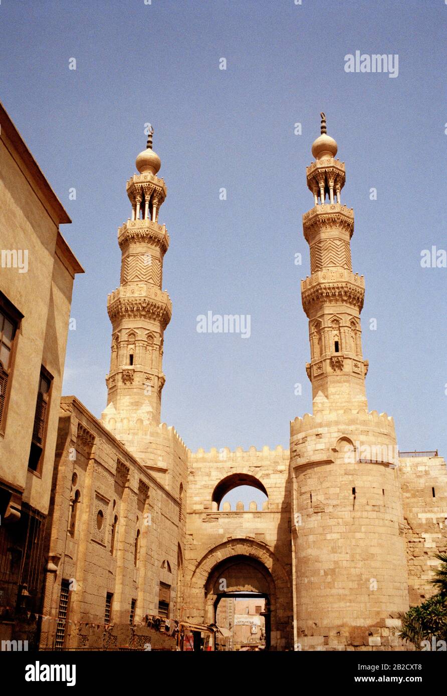 Reisefotografien - Minarette über dem fatimiden Tor Bab Zuweila im islamischen Kairo in der Stadt Kairo in Ägypten im Nahen Osten Nordafrikas Stockfoto